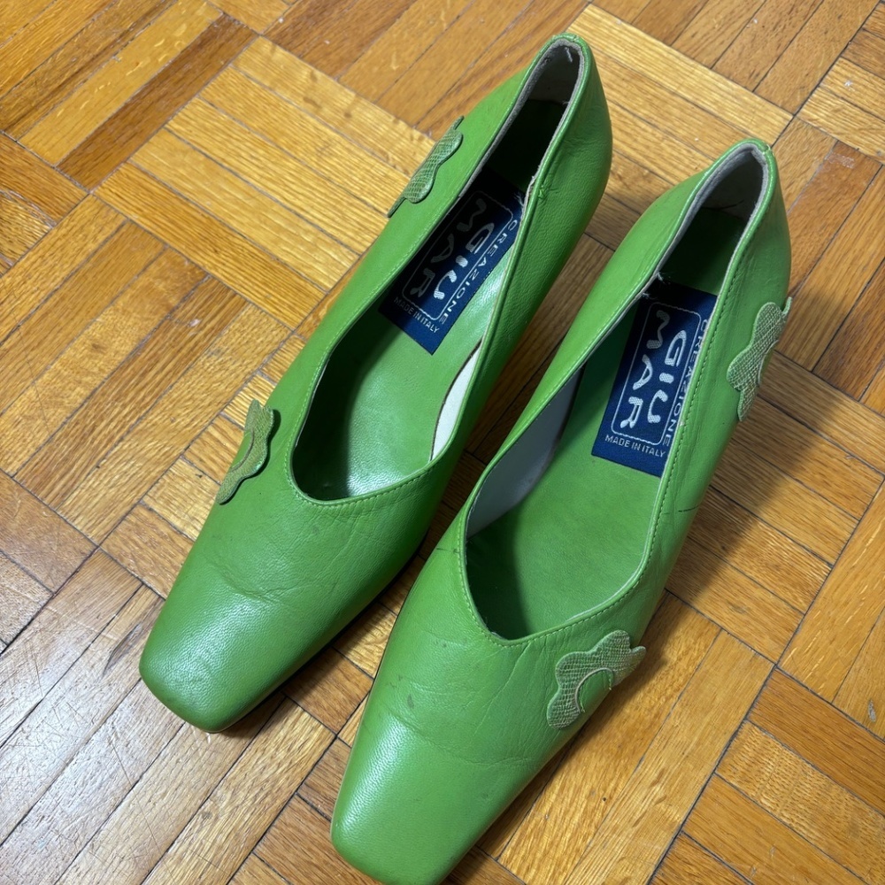 Vintage green leather and floral heels 80s *accepting offers